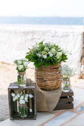 Ένας ρουστίκ καλοκαιρινός γάμος με λευκά άνθη!