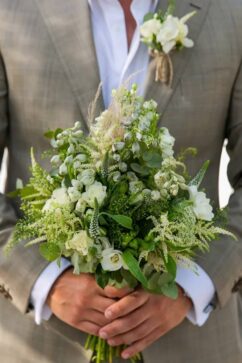 Ένας ρουστίκ καλοκαιρινός γάμος με λευκά άνθη!