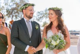 Καλοκαιρινός γάμος στην Αίγινα με λευκά άνθη