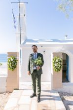 Καλοκαιρινός γάμος στην Αίγινα με λευκά άνθη