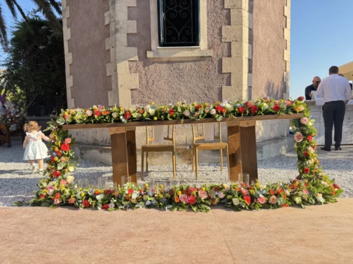 Μοντέρνος Στολισμός Γάμου στην Αίγινα με Έντονα Λουλούδια!