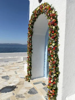 Μοντέρνος Στολισμός Γάμου στην Αίγινα με Έντονα Λουλούδια!