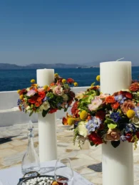 Μοντέρνος Στολισμός Γάμου στην Αίγινα με Έντονα Λουλούδια!