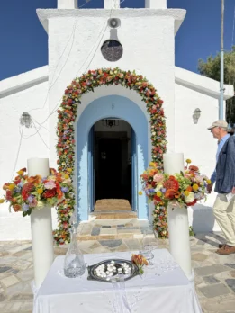 Μοντέρνος Στολισμός Γάμου στην Αίγινα με Έντονα Λουλούδια!