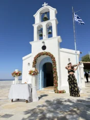 Μοντέρνος Στολισμός Γάμου στην Αίγινα με Έντονα Λουλούδια!