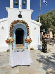 Μοντέρνος Στολισμός Γάμου στην Αίγινα με Έντονα Λουλούδια!